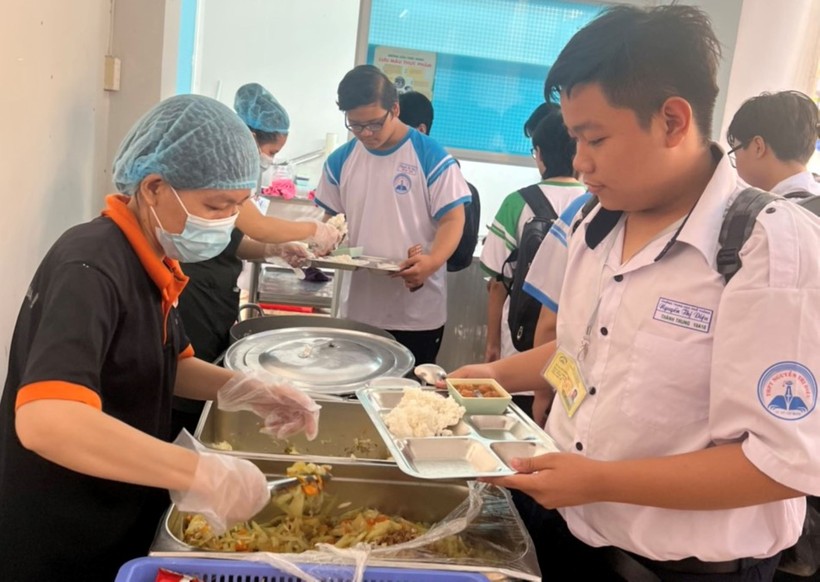 Bữa ăn bán trú của học sinh Trường THPT Nguyễn Thị Diệu. Ảnh: Minh Anh