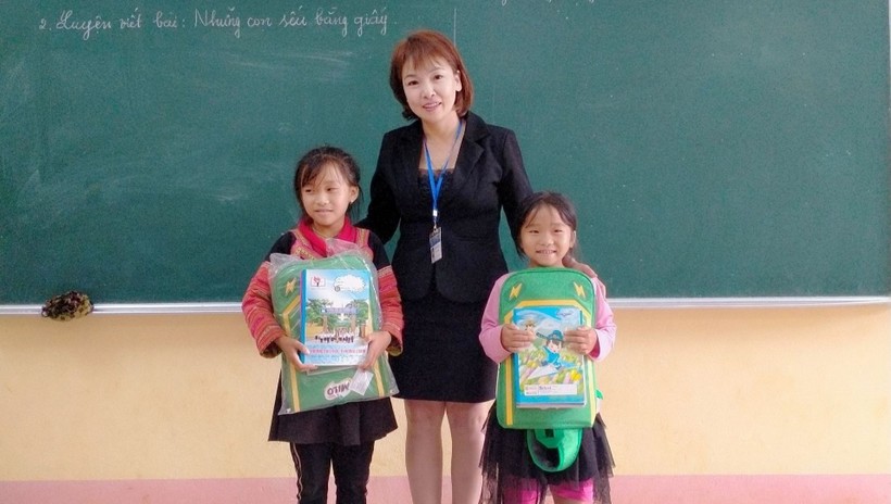 Cô giáo Khuất Thị Hoa tặng quà cho học sinh dân tộc. Ảnh: NVCC