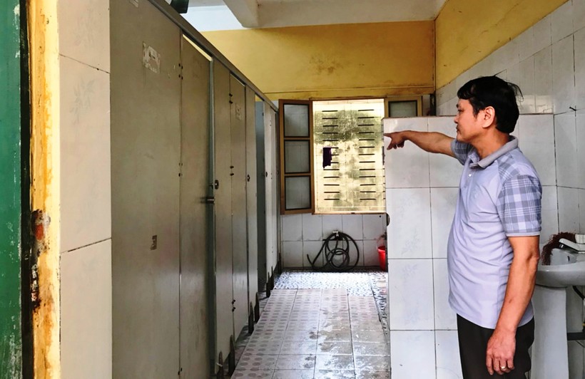 Thầy Lê Văn Hưng - Hiệu trưởng nhà trường trăn trở về khu nhà vệ sinh của trường. 
