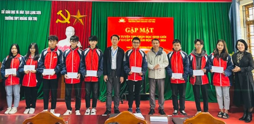 Thầy Đặng Ngọc Tú (thứ 6 từ trái sang) tuyên dương học sinh xuất sắc Trường THPT Hoàng Văn Thụ.. Ảnh NVCC