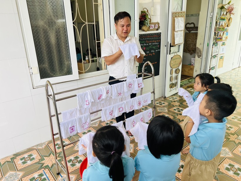 Thầy Tuyến dạy học sinh cách vệ sinh cá nhân.