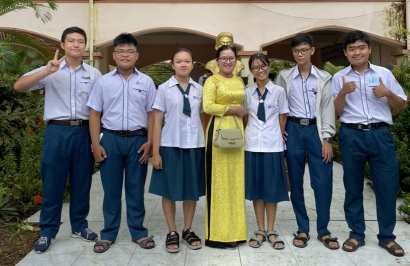 Cô trò Trường THPT chuyên Nguyễn Bỉnh Khiêm (Vĩnh Long). Ảnh: NTCC