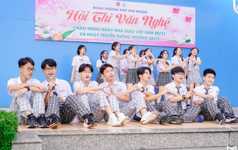 Học sinh Trường THPT Phú Nhuận, quận Phú Nhuận, TPHCM tham gia hội thi văn nghệ chào mừng ngày Nhà giáo Việt Nam.