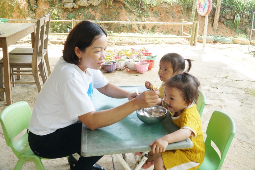 Cô Hải Lý cho trẻ 2 tuổi ăn trưa tại điểm bản Thăm Hín - Trường Mầm non Nậm Càn, huyện Kỳ Sơn, Nghệ An.