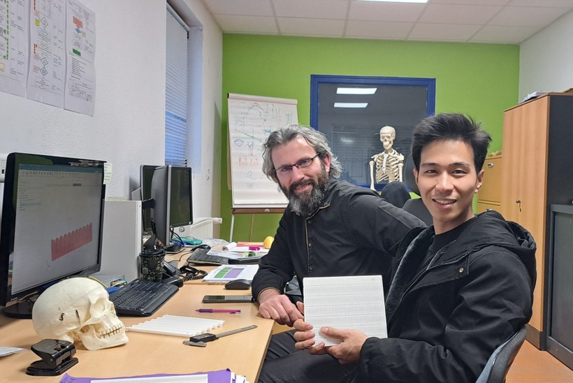Ông Mathieu - Kỹ sư thiết kế Công ty I. CERAM hướng dẫn sinh viên Vũ Tuấn Phú trong quá trình thực tập tại Pháp. Ảnh: NTCC