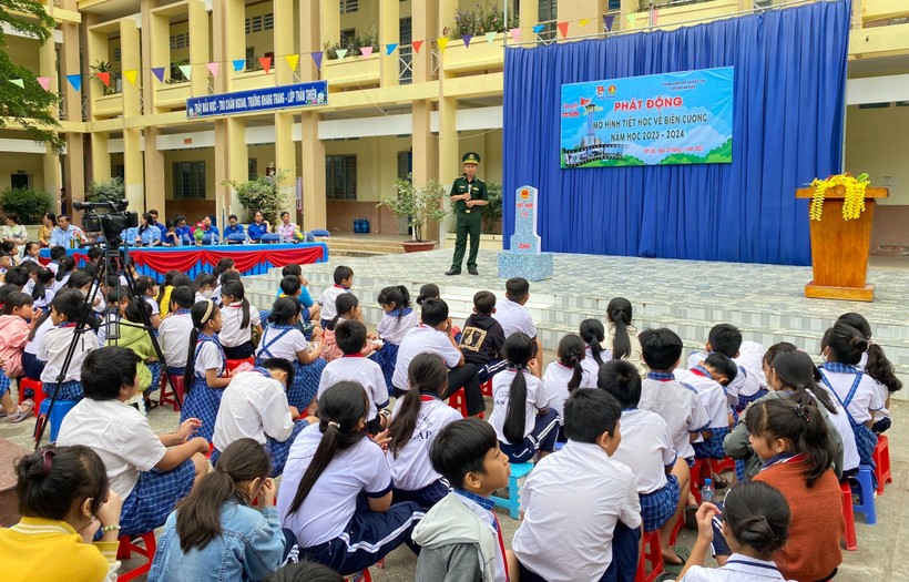 Cán bộ biên phòng giới thiệu mô hình cột mốc cho học sinh Trường Tiểu học Tân Bình (huyện Tân Biên, Tây Ninh). Ảnh: NVCC