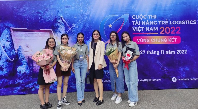 Nguyễn Thị Thoan (thứ 2 từ phải qua) cùng bạn học trong cuộc thi tài năng trẻ Logistics Việt Nam. Ảnh: NVCC