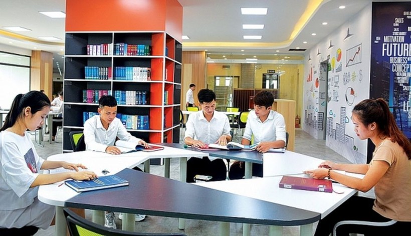 Học viên, sinh viên Trường ĐH Hùng Vương học tập, nghiên cứu tại thư viện thông minh. Ảnh: Website trường