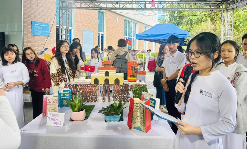 Học sinh Trường THPT Trần Phú (Đà Nẵng) thuyết trình trong Hội thi xếp sách tại Ngày hội Văn hóa đọc Đà Nẵng năm 2023 do Thành đoàn tổ chức. Ảnh: NTCC