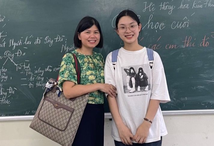 Như Phương cùng cô giáo Nông Thị Giang - giáo viên Ngữ văn, Trường THPT chuyên Bắc Kạn. Ảnh: NVCC