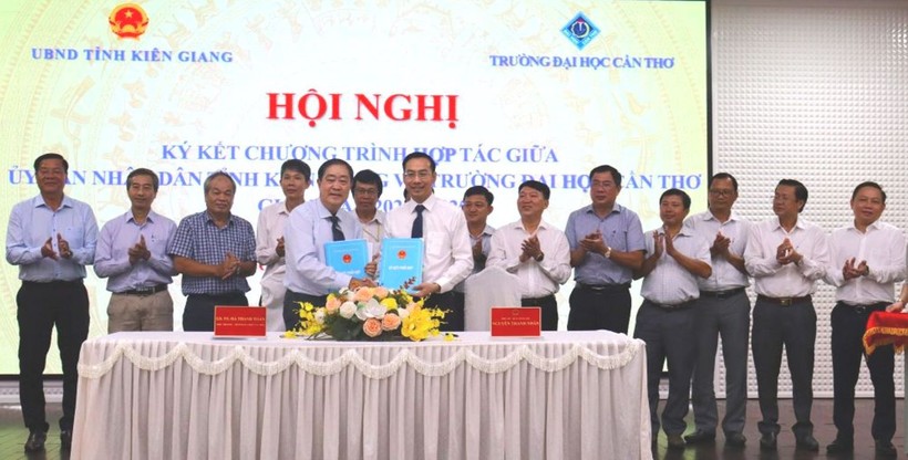 Ký kết chương trình hợp tác giữa UBND tỉnh Kiên Giang và Trường ĐH Cần Thơ giai đoạn 2023 - 2025. Ảnh: B. Thùy