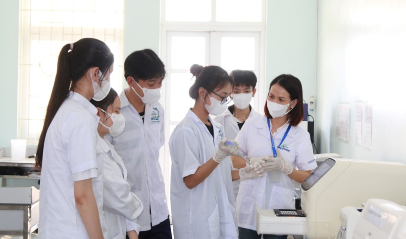 Giảng viên, sinh viên Trường ĐH Kiên Giang thực hành tại phòng sinh học phân tử. Ảnh: Q. Ngữ