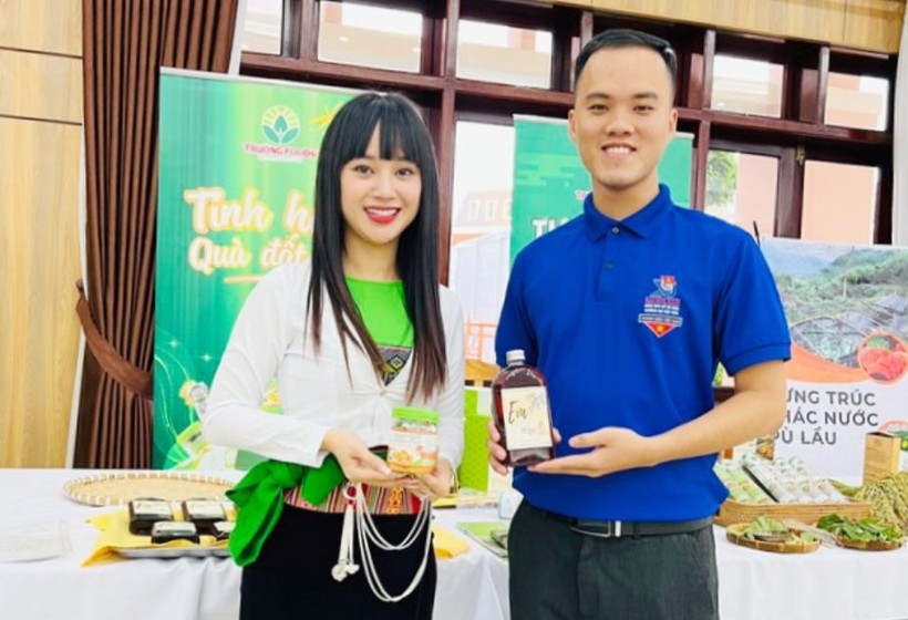 Nguyễn Cao Trần Phương - sinh viên Trường Đại học Vinh (bên phải) và sản phẩm khởi nghiệp “Rượu EM - rượu hoa quả ít độ, nồng độ thấp”. Ảnh: NVCC