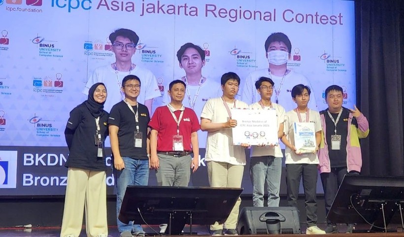 Lê Ngọc Bảo Anh (thứ 2 từ phải sang) đoạt Huy chương Đồng Kỳ thi ICPC Asia Jakarta 2023. Ảnh: NTCC