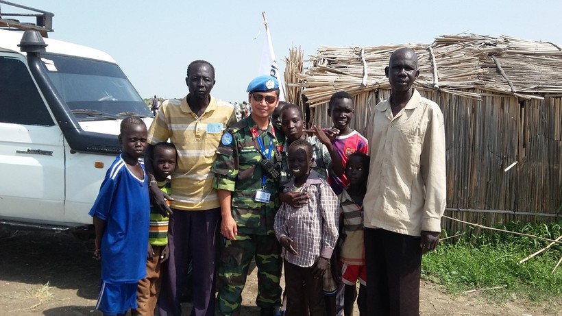 Thượng tá Tuấn (thứ 4 từ trái qua) thực thi nhiệm vụ GGHB tại Nam Sudan. Ảnh: NVCC