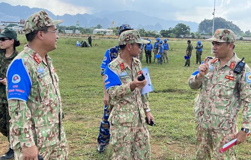 Thượng tá Tuấn (giữa) chỉ huy diễn tập thực địa đa phương về GGHB LHQ do Việt Nam và Nhật Bản đồng chủ trì tổ chức tháng 9/2023. Ảnh: NVCC