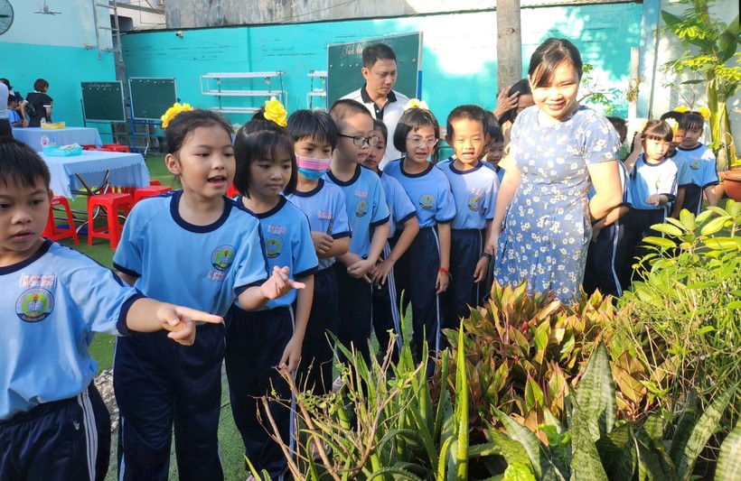 Phụ huynh tham dự tiết học mở cùng con tại vườn trường của Trường Tiểu học Lê Văn Thọ. Ảnh: Minh Anh