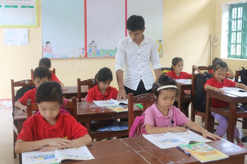Tốt nghiệp đại học, thầy Triệu Văn Quyết trở về dạy chữ cho con em vùng cao Lam Vỹ. 