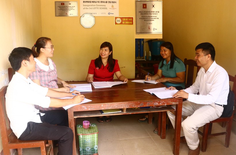 Cô giáo Mã Thị Hương (giữa) trong giờ họp chuyên môn hằng tuần với thầy cô giáo điểm trưởng Khau Viềng.