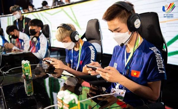 Các vận động viên Thể thao điện tử của Việt Nam so tài ở nội dung Free Fire tại SEA GAMES 31. Ảnh: ITN
