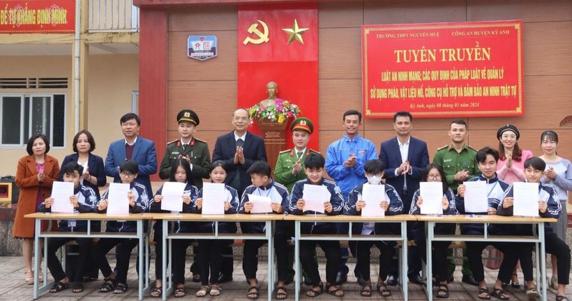 Học sinh Trường THPT Nguyễn Huệ (huyện Kỳ Anh) ký cam kết thực hiện nghiêm các quy định pháp luật trong dịp Tết Nguyên đán.