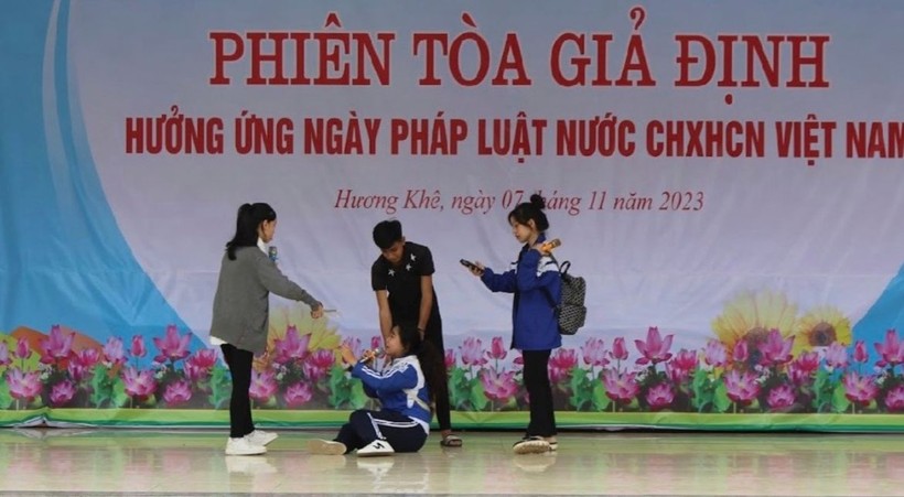 Học sinh Trường THPT Hương Khê (huyện Hương Khê) tham gia phiên tòa giả định.
