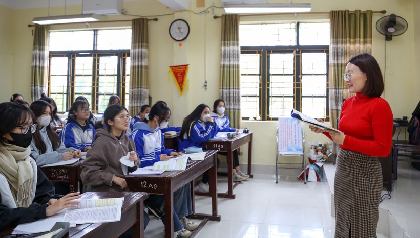 Cô trò Trường THPT Thuận Thành số 1 (Bắc Ninh) trong giờ ôn tập. Ảnh: NTCC