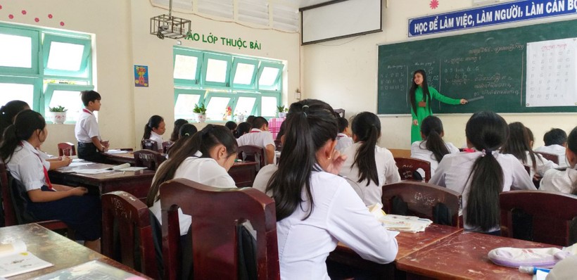 Giờ thực tập dạy tiếng Khmer của sinh viên ngành Ngữ văn Khmer Nam Bộ (Trường ĐH Trà Vinh). Ảnh: TG