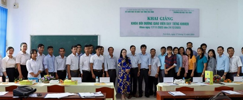 Cán bộ, giáo viên tỉnh Trà Vinh tham gia lớp bồi dưỡng giảng dạy tiếng Khmer. Ảnh: TG