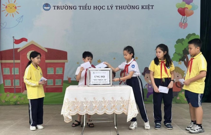Học sinh Trường Tiểu học Lý Thường Kiệt (quận Đống Đa, Hà Nội) ủng hộ Quỹ “Tết Nhân ái”. Ảnh: NTCC