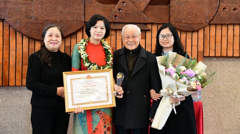 Cô Nguyễn Thị Duyên (thứ 2 từ trái sang) – Phó Hiệu trưởng phụ trách chuyên môn Trường THCS & THPT Nguyễn Siêu. Ảnh: TG