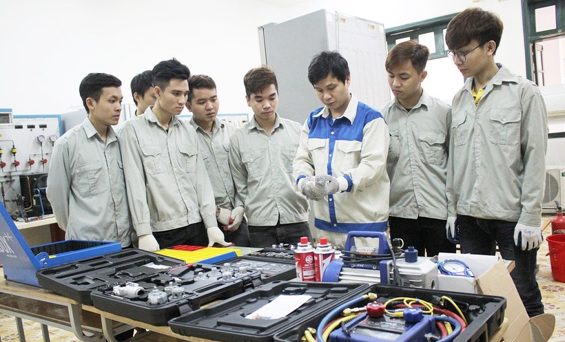 Giờ học thực hành của Trường Cao đẳng Điện tử - Điện lạnh Hà Nội. Ảnh: Website của trường