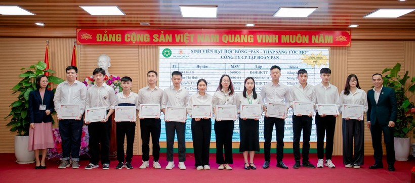 Sinh viên Học viện Nông nghiệp Việt Nam nhận học bổng “Thắp sáng ước mơ”. Ảnh: NTCC