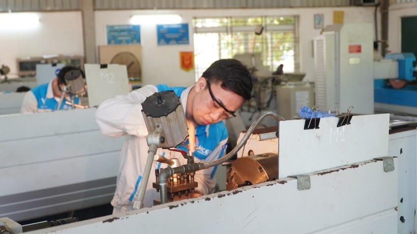 Sinh viên Trường Cao đẳng Cơ điện Hà Nội thực hành tại xưởng. Ảnh: Website nhà trường