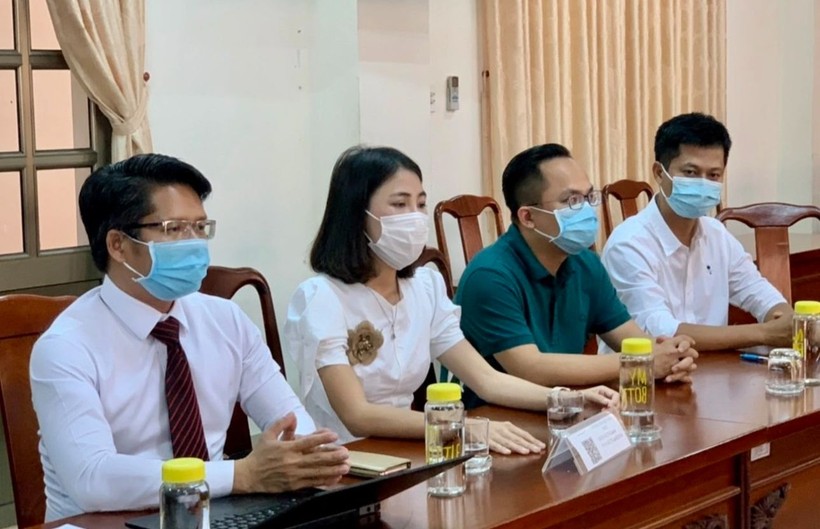 Chủ kênh YouTube Thơ Nguyễn (thứ 2 bên trái) làm việc với cơ quan chức năng về hành vi cung cấp, chia sẻ thông tin cổ súy mê tín dị đoan.