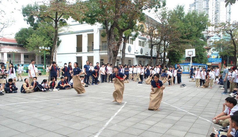 Học sinh Trường THCS Trung Hòa (quận Cầu Giấy, Hà Nội) trong Ngày hội Trò chơi dân gian. Ảnh: NTCC