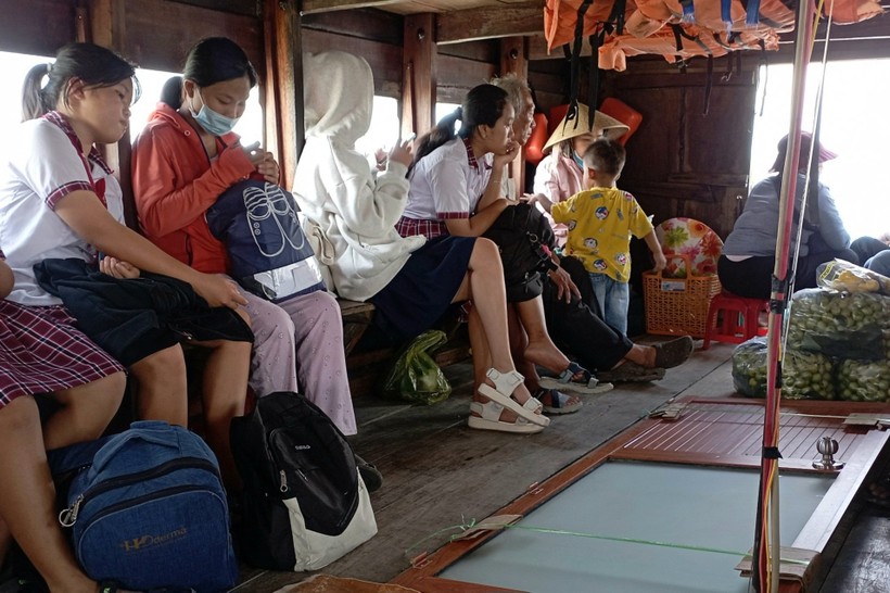 Học sinh ấp đảo Thiềng Liềng trên đò đến trường.