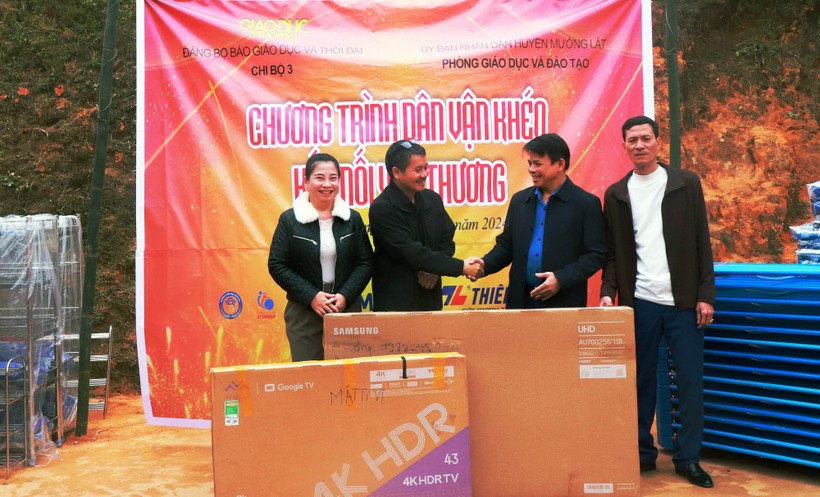 Bí thư Hà Văn Ca (phải) cảm ơn nhà báo Nguyễn Đức Tuân - Phó Tổng Biên tập Báo GD&TĐ trong buổi trao quà tại điểm trường Sài Khao.