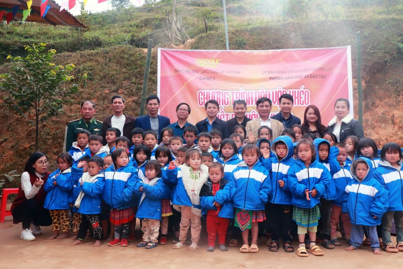 Học sinh tiểu học và trẻ mầm non ở điểm trường Sài Khao nhận quà do Báo GD&TĐ trao tặng.