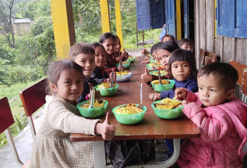 Bữa ăn của học sinh điểm trường Ông Thái (Trường Phổ thông Dân tộc bán trú Tiểu học Trà Dơn, huyện Nam Trà My, Quảng Nam) do CLB Bạn thương nhau hỗ trợ kinh phí. Ảnh: NTCC