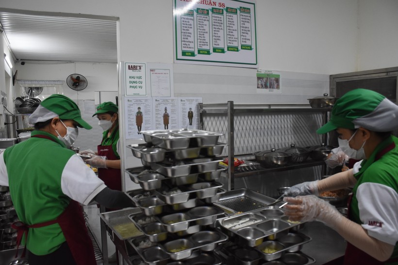 Bếp ăn bán trú tại Trường Tiểu học Phan Phu Tiên do doanh nghiệp vận hành. Ảnh: TG
