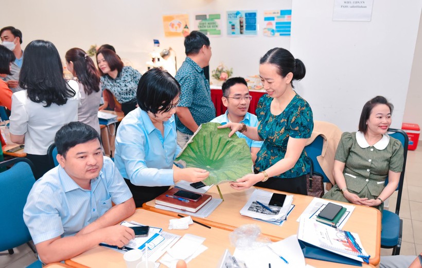 Giáo viên các trường phổ thông ở Đà Nẵng trải nghiệm hoạt động STEM với trò chơi giọt nước trên lá sen trong chương trình tập huấn Giáo dục STEM do Sở GD&ĐT Đà Nẵng phối hợp với Viện Nghiên cứu và Đào tạo Việt - Anh, ĐH Đà Nẵng tổ chức. Ảnh: VNUK cung cấp