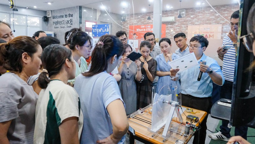 Giáo viên Trường THPT Trần Phú tham gia tập huấn, trải nghiệm giáo dục STEM tại Không gian sáng chế của Viện Nghiên cứu và Đào tạo Việt - Anh (NVUK), ĐH Đà Nẵng. Ảnh: VNUK cung cấp