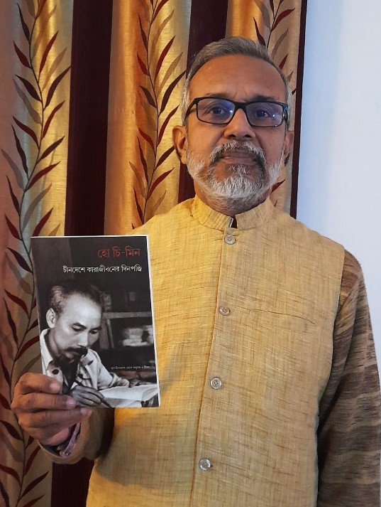 Giáo sư, dịch giả P. Mukherji và bản dịch “Nhật ký trong tù” tiếng Bengali. Ảnh: P. Mukherji