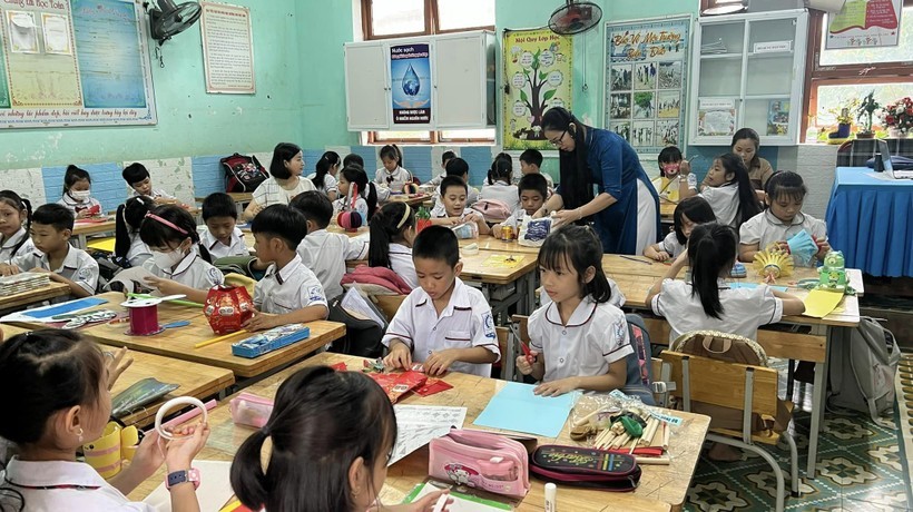 Học sinh Trường Tiểu học Võ Thị Sáu (TP Đông Hà) tham gia hoạt động trải nghiệm STEM.