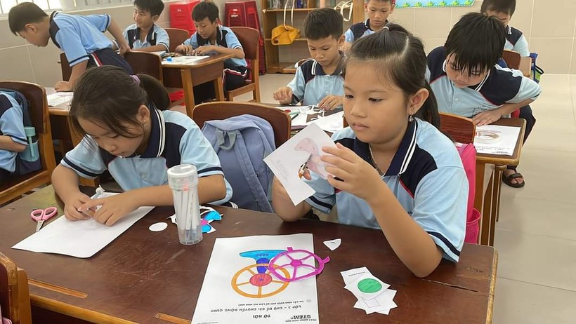 Học sinh Trường Tiểu học Cao Văn Ngọc, huyện Côn Đảo (Bà Rịa – Vũng Tàu) thực hành trong tiết học STEM. Ảnh: NTCC