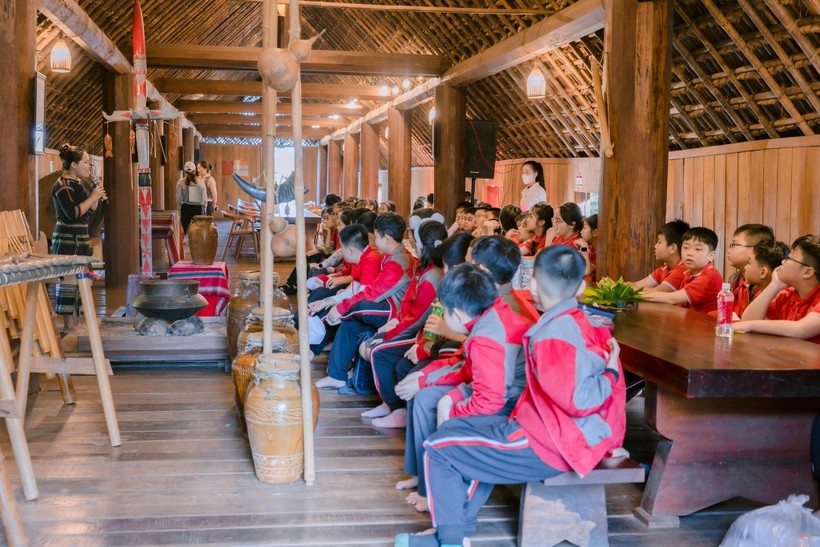 Học sinh tiểu học Đắk Lắk tham gia tìm hiểu văn hóa truyền thống của người Ê đê. Ảnh: VTR
