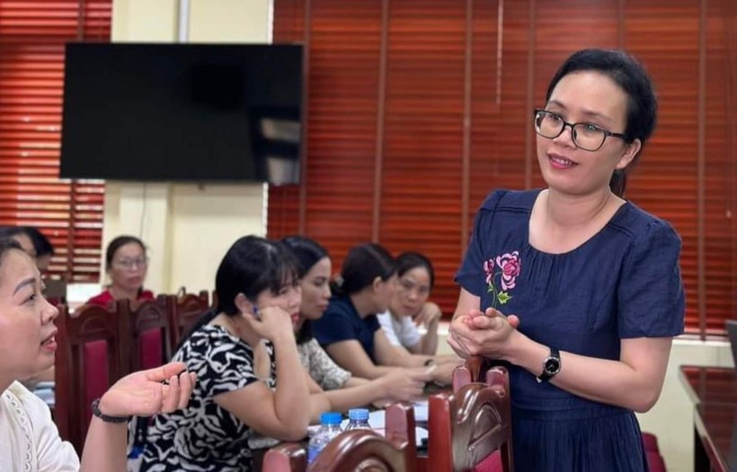 Cô Đặng Thị Thu Hà chia sẻ về giáo dục STEM với các thầy cô huyện Mê Linh, Hà Nội. Ảnh: NVCC