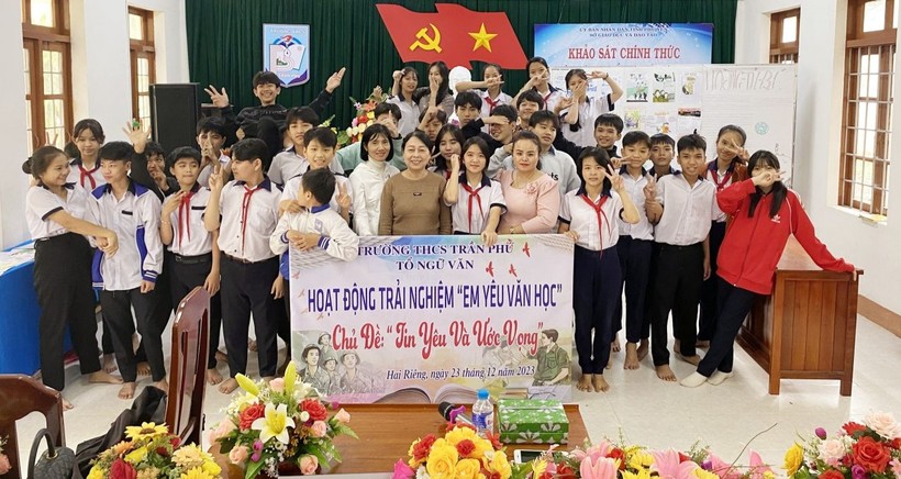 Cô Lê Thị Thu Trang (thứ hai hàng đầu tiên) và học trò tham gia hoạt động ngoại khóa. Ảnh: NVCC