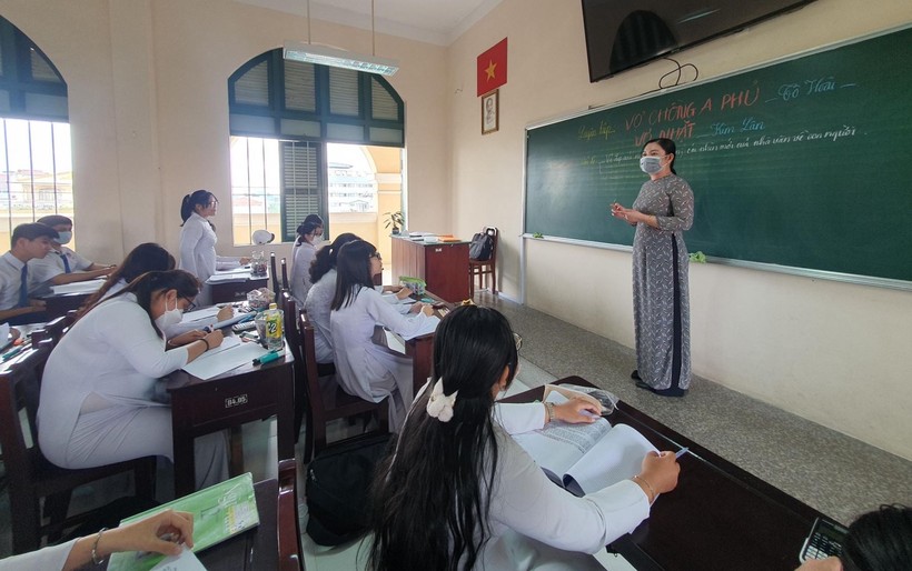 Cô, trò lớp 12 Trường THPT Nguyễn Đình Chiểu (Tiền Giang) trong giờ học Ngữ văn. Ảnh: Q. Ngữ 